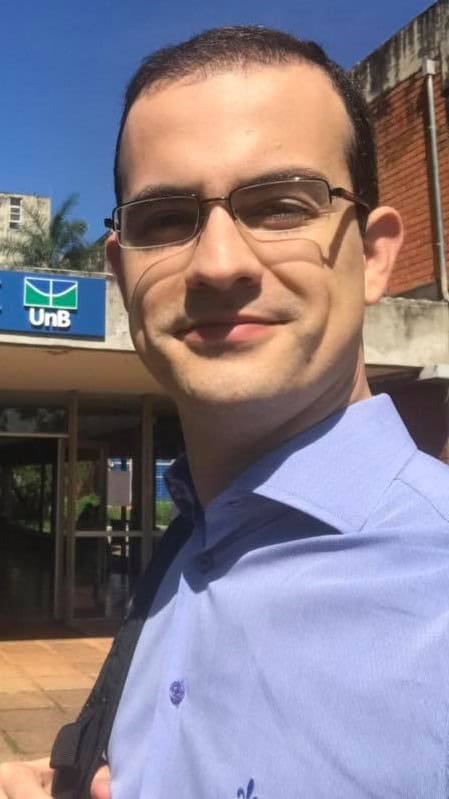 Dr. Leonardo Sodré em frente ao prédio da Universidade de Brasília (UnB)