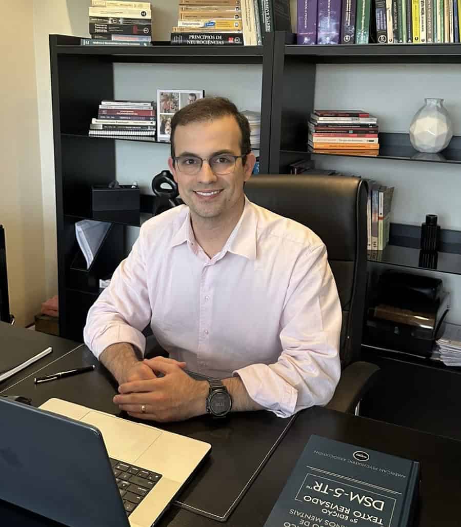 Dr. Leonardo Sodré, médico psiquiatra, em seu consultório em Brasília